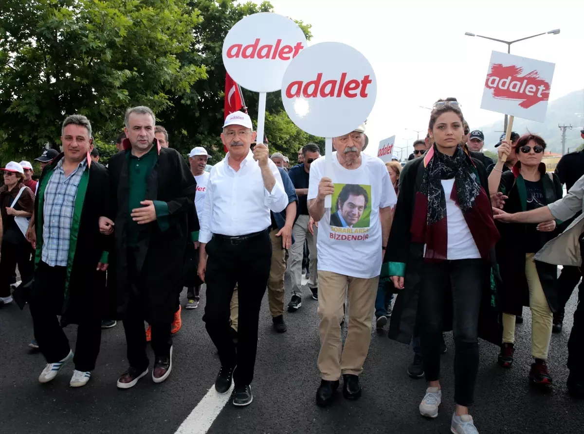 CHP\'nin Berberoğlu\'nun Tutuklanmasına Tepki Yürüyüşü