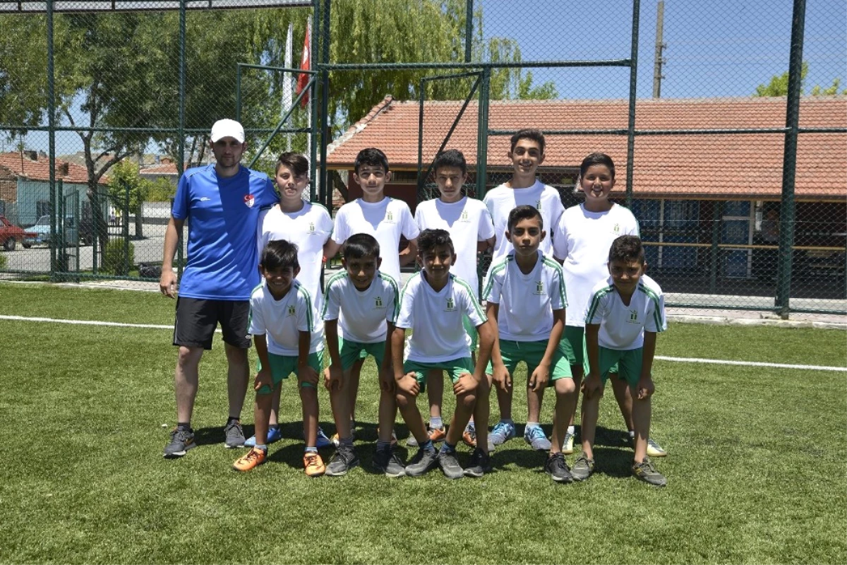 Çocuklar, Ediz Bahtiyaroğlu Futbol Sahasında Topbaşı Yaptı