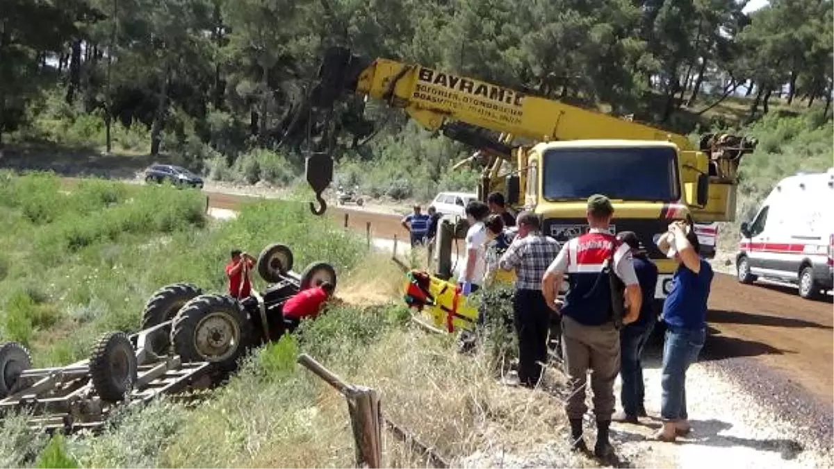 Devrilen Traktörün Altında Kalan Çift Öldü, Torunları Yaralandı