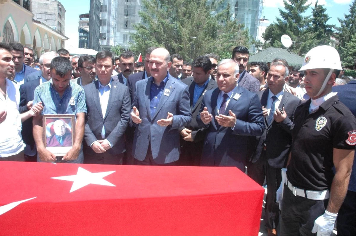 Dha Yurt: (Yeniden)bakan Soylu Özalp\'te AK Parti Yöneticisi Aydın Ahi\'nin Cenazesine Katıldı