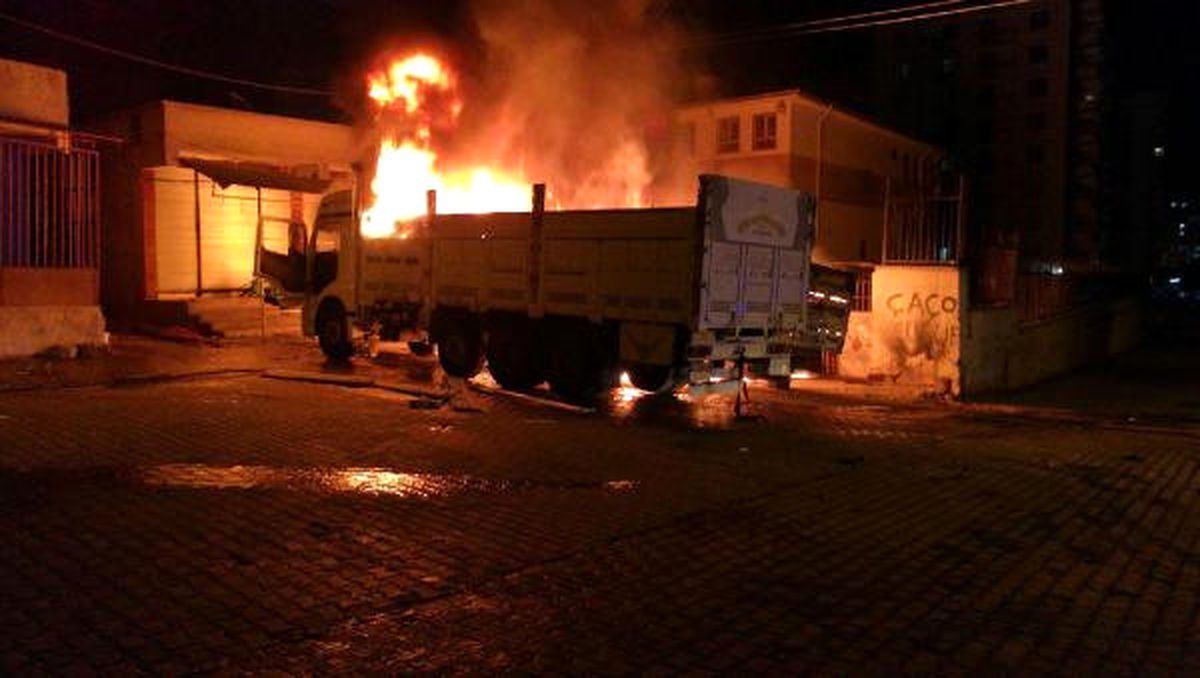 Diyarbakır\'da İki Kamyondan Yakıt Aktarımı Yapılırken Yangın Çıktı: 2 Yaralı