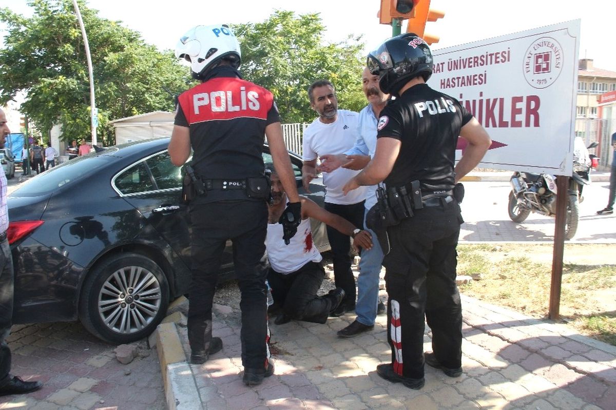 Elazığ\'da Silahlı, Sopalı Kavga: 3 Yaralı