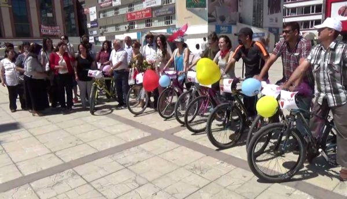 Erzincan\'da Bisikletli Düğün Konvoyu Şaşırttı