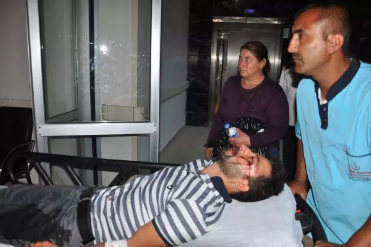 Gaziantep\'te Yolcu Minibüsüyle Otomobil Çarpıştı: 7 Yaralı