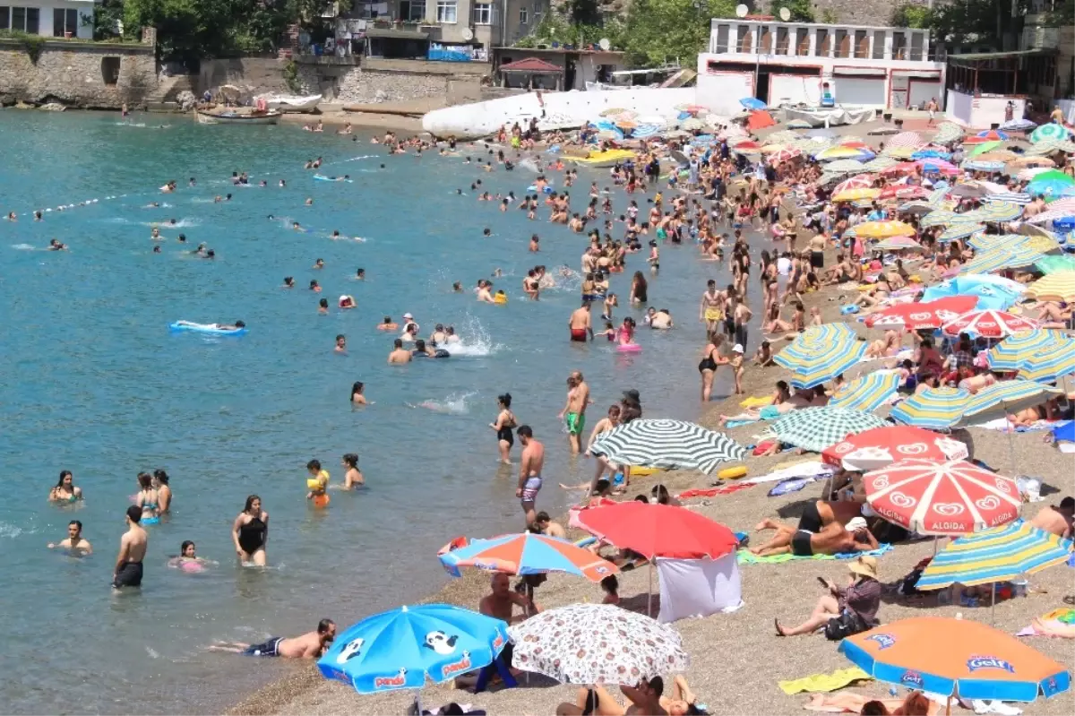 Hava Sıcaklığı 30 Dereceyi Geçti, Plajlar Doldu Taştı