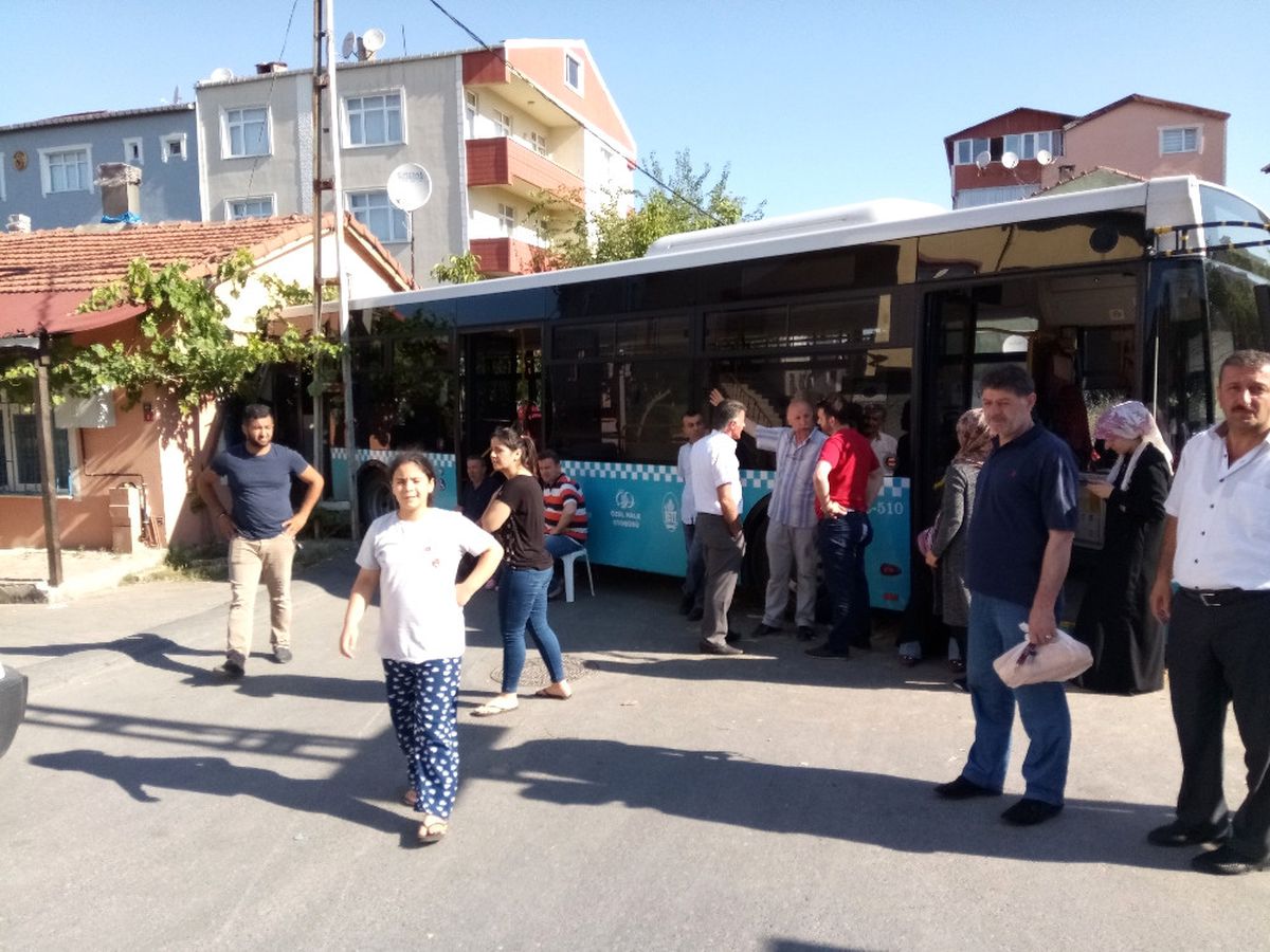 Istanbul\'da Halk Otobüsü Eve Girdi