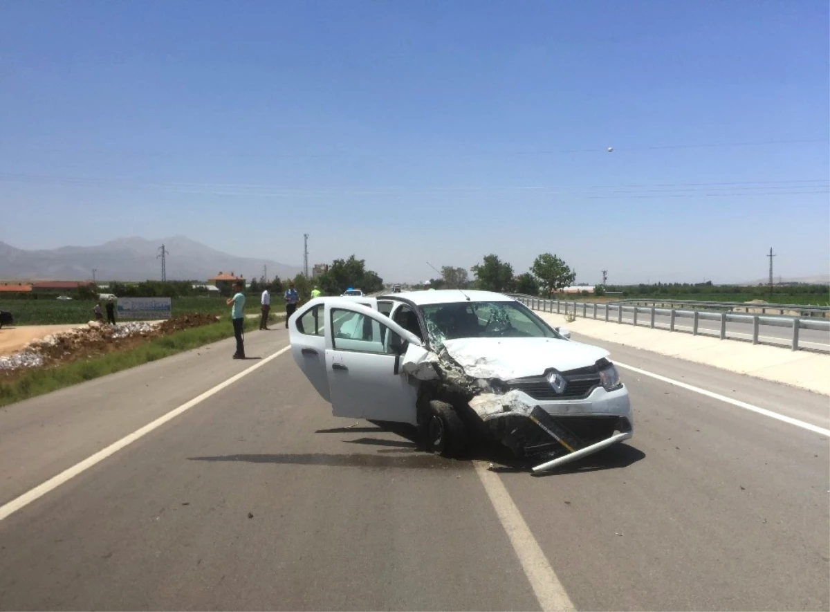Karaman\'da Otomobil ile Hafif Ticari Araç Çarpıştı: 3 Yaralı