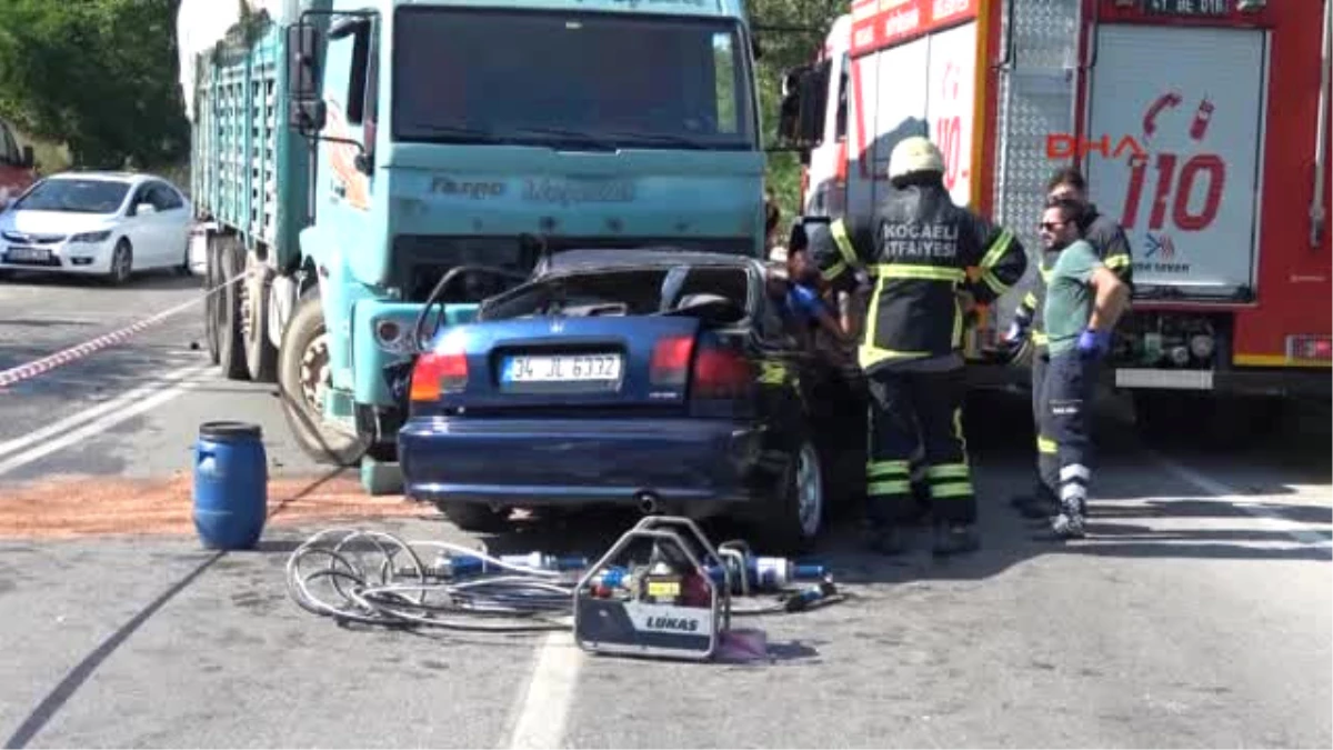 Kocaeli Kamyonun Altına Giren Otomobilin Sürücüsü Öldü