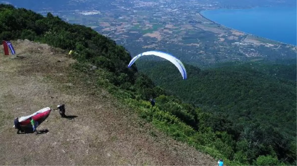 Orhangazi\'de Yamaç Paraşütü Heyecanı