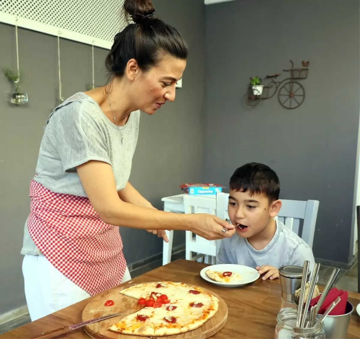 Oğluna Peynir Yedirme Çabası, Sinem\'i Pizzacı Yaptı