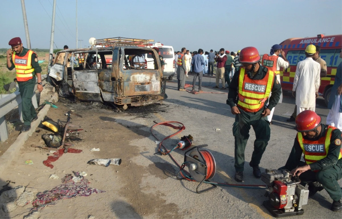 Pakistan\'da Minibüs Alev Aldı: 6 Ölü