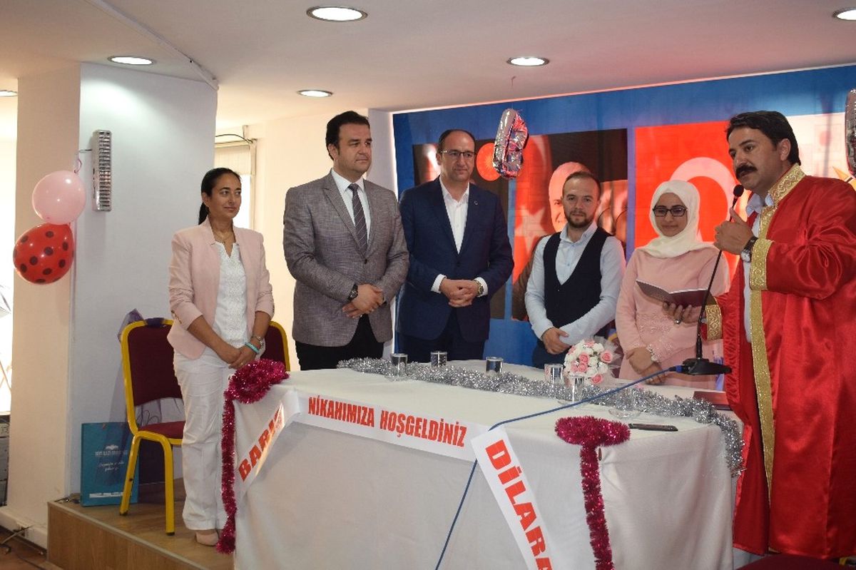 Partide Tanıştılar, Nikahı da Partide Kıydılar