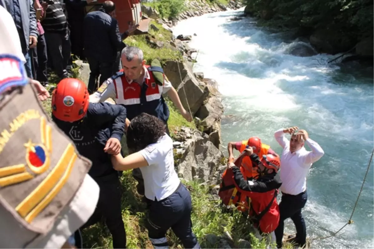Rize\'de Dereler Can Alıyor, Dereye Düşen Kayboluyor
