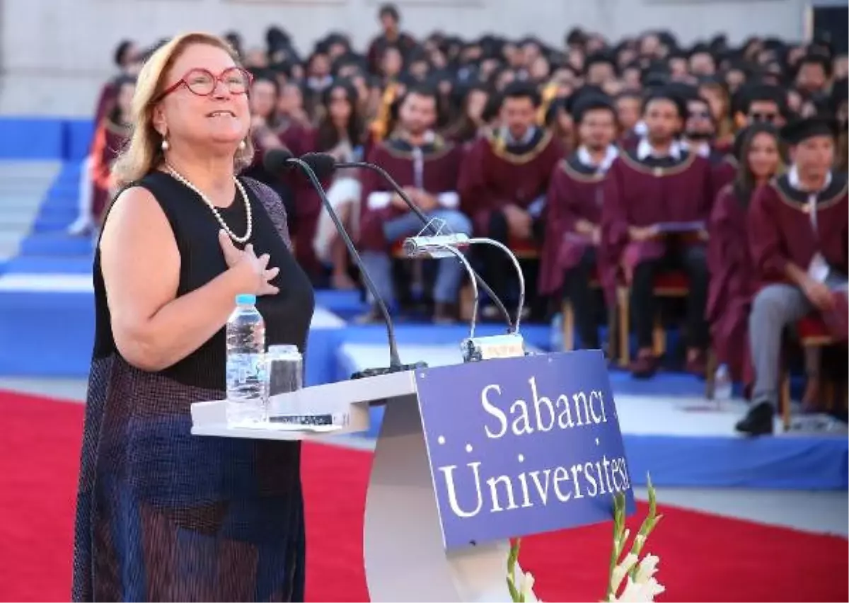 Sabancı Üniversitesi\'nden Mezun Olan Öğrenciler Diplomalarını Aldı