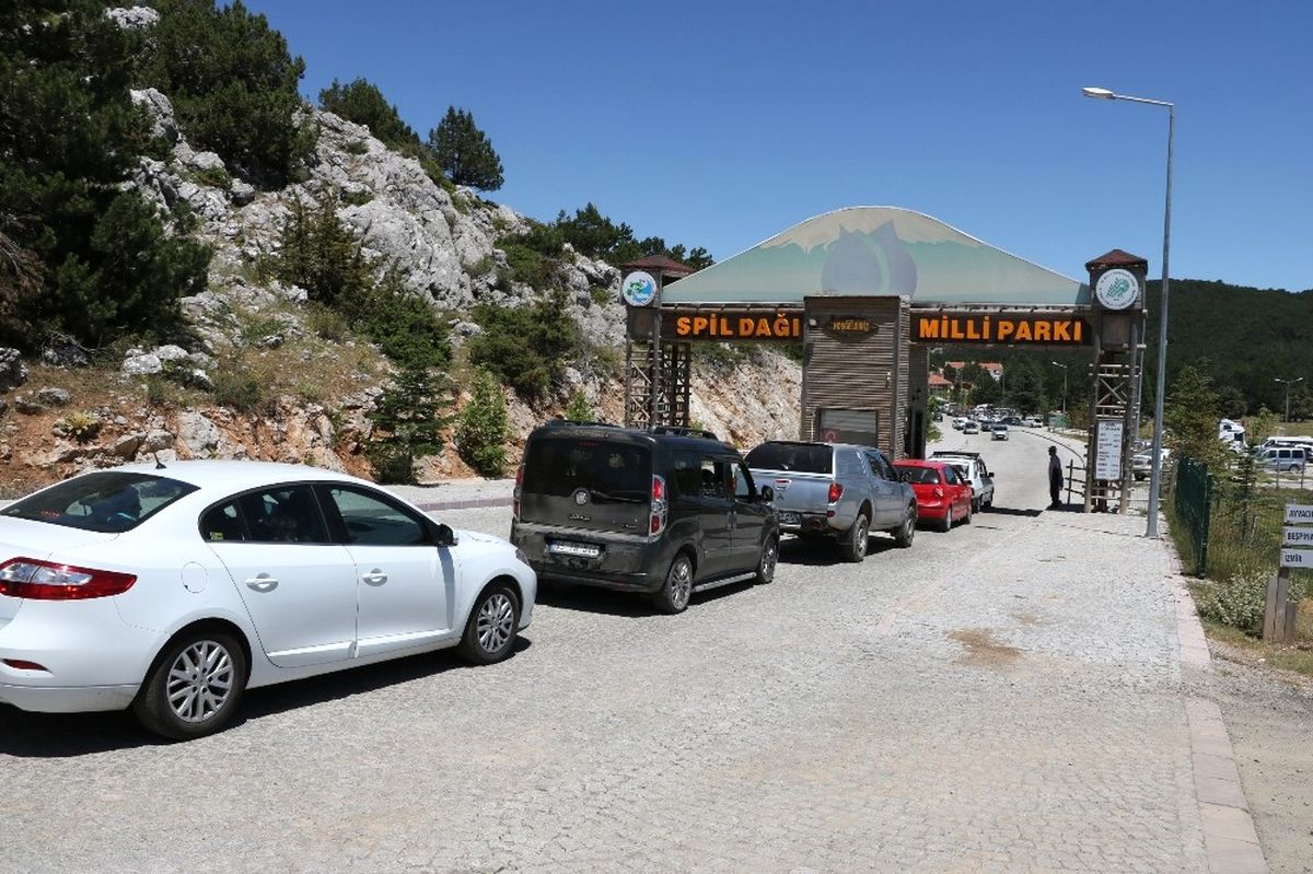 Sıcaktan Bunalan Vatandaşlar Spil Dağı\'na Akın Etti