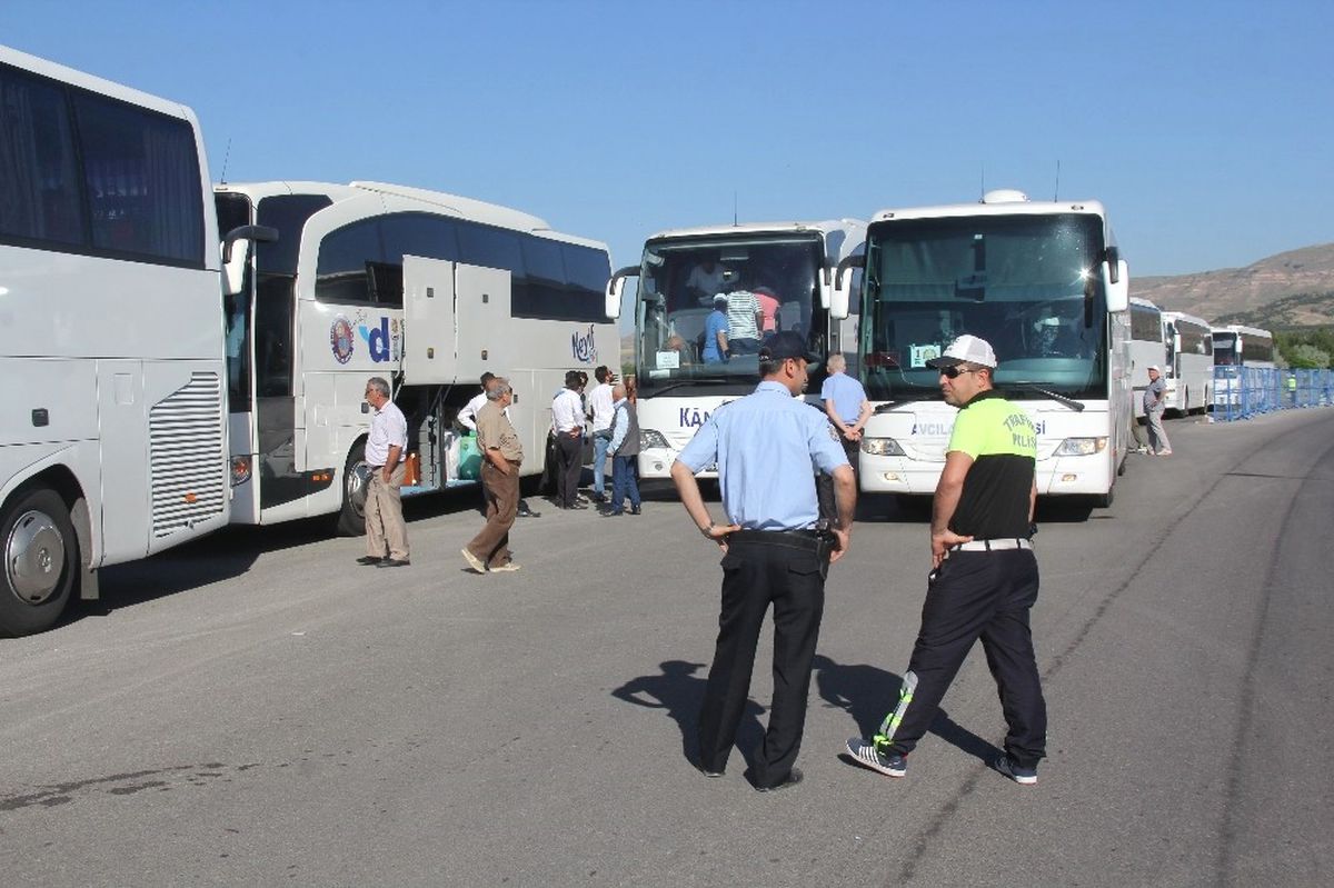 Sivas Olaylarının 24. Yıl Dönümü Anmaları İçin İl Dışından Sivas\'a Gelen Araçlar Didik Didik Arandı