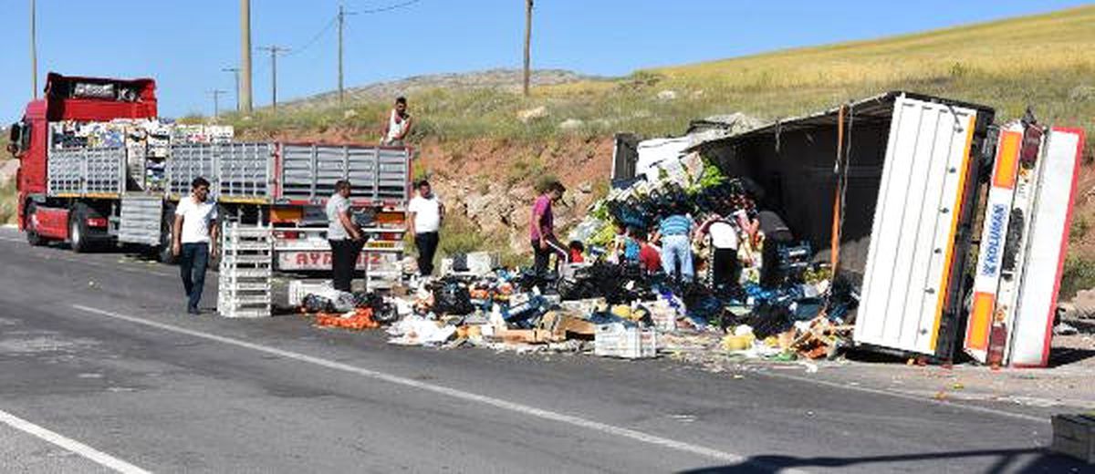Sivas\'ta Tır Devrildi, Sürücü Yaralandı