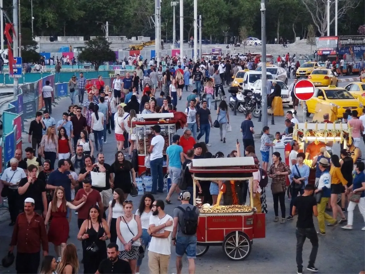 Taksim\'de "Serin Hava" Kalabalığı