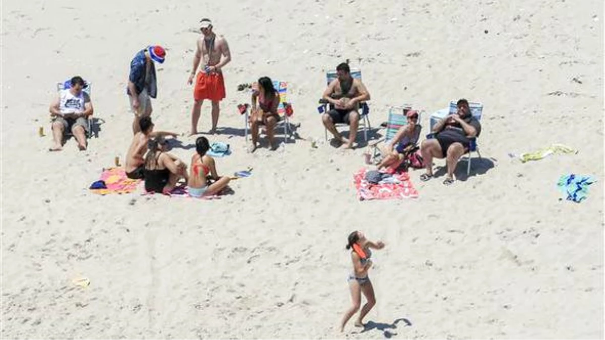 ABD\'de Vali, Halka Kapattığı Plajda Ailesiyle Tatil Yaptı