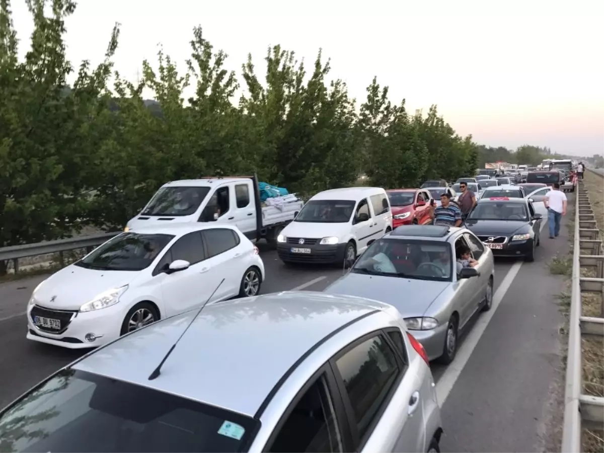 Adalet Yürüyüşü\'nde Araç Trafiği Kocaeli\'nden Sakarya\'ya Kadar Uzadı