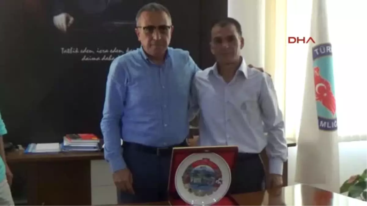 Antalya Kaymakamdan Örnek Pazarcıya Plaket