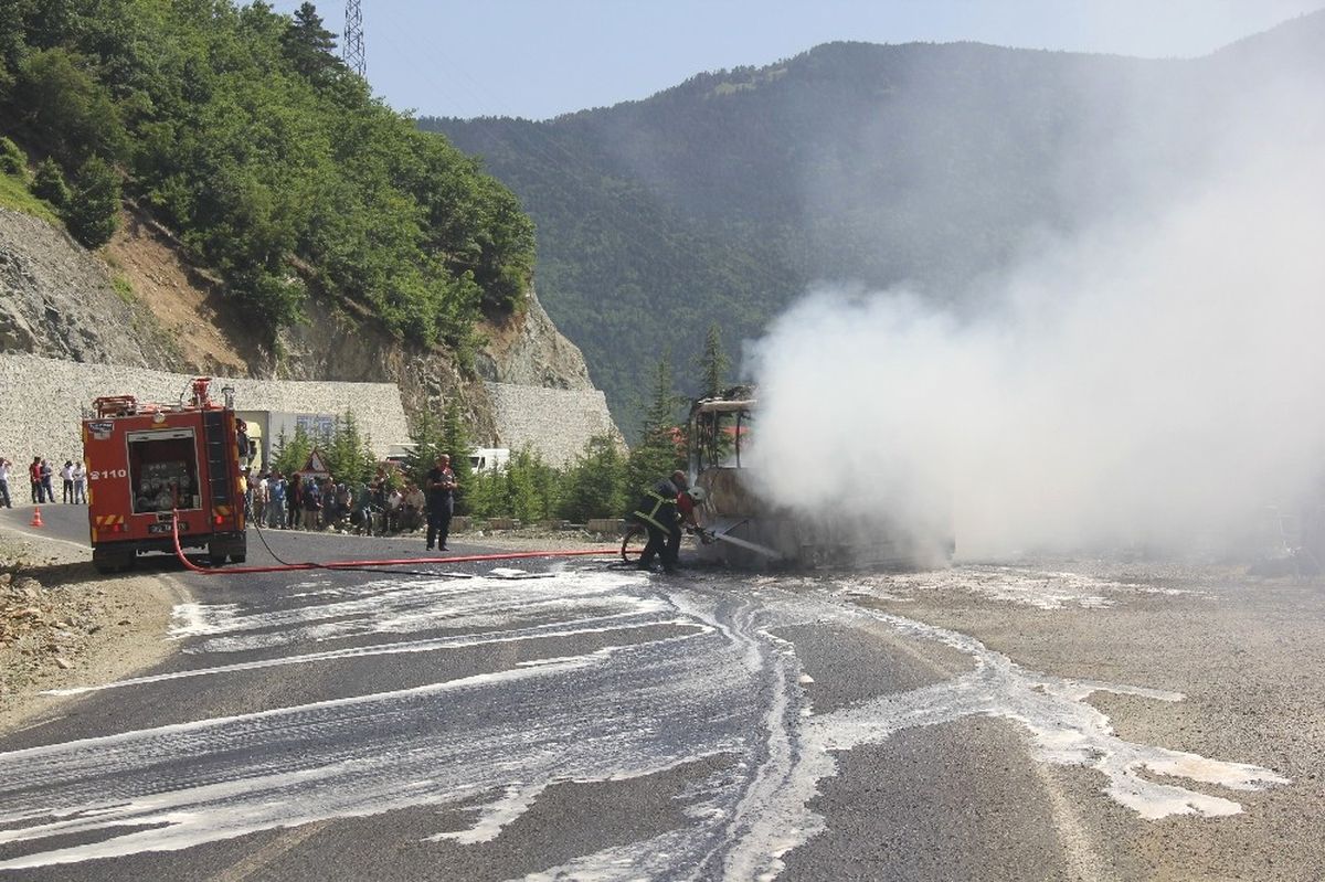 Artvin\'de Yolcu Midibüsü Alev Aldı