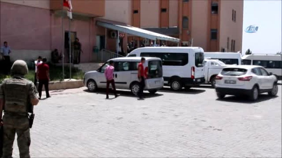 Başkale\'de PKK\'dan Askeri Araca Saldırı; 1 Asker Yaralı (3)