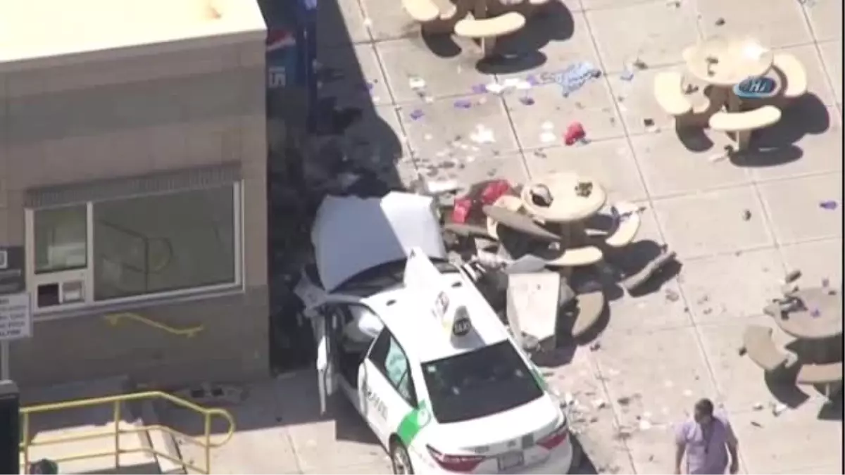 Boston\'da Taksi Yayalara Çarptı: 10 Yaralı