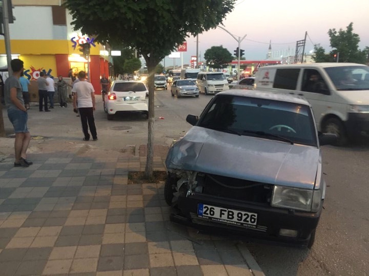 Bozüyük\'te 2 Otomobil Çarpıştı 3 Kişi Yaralandı