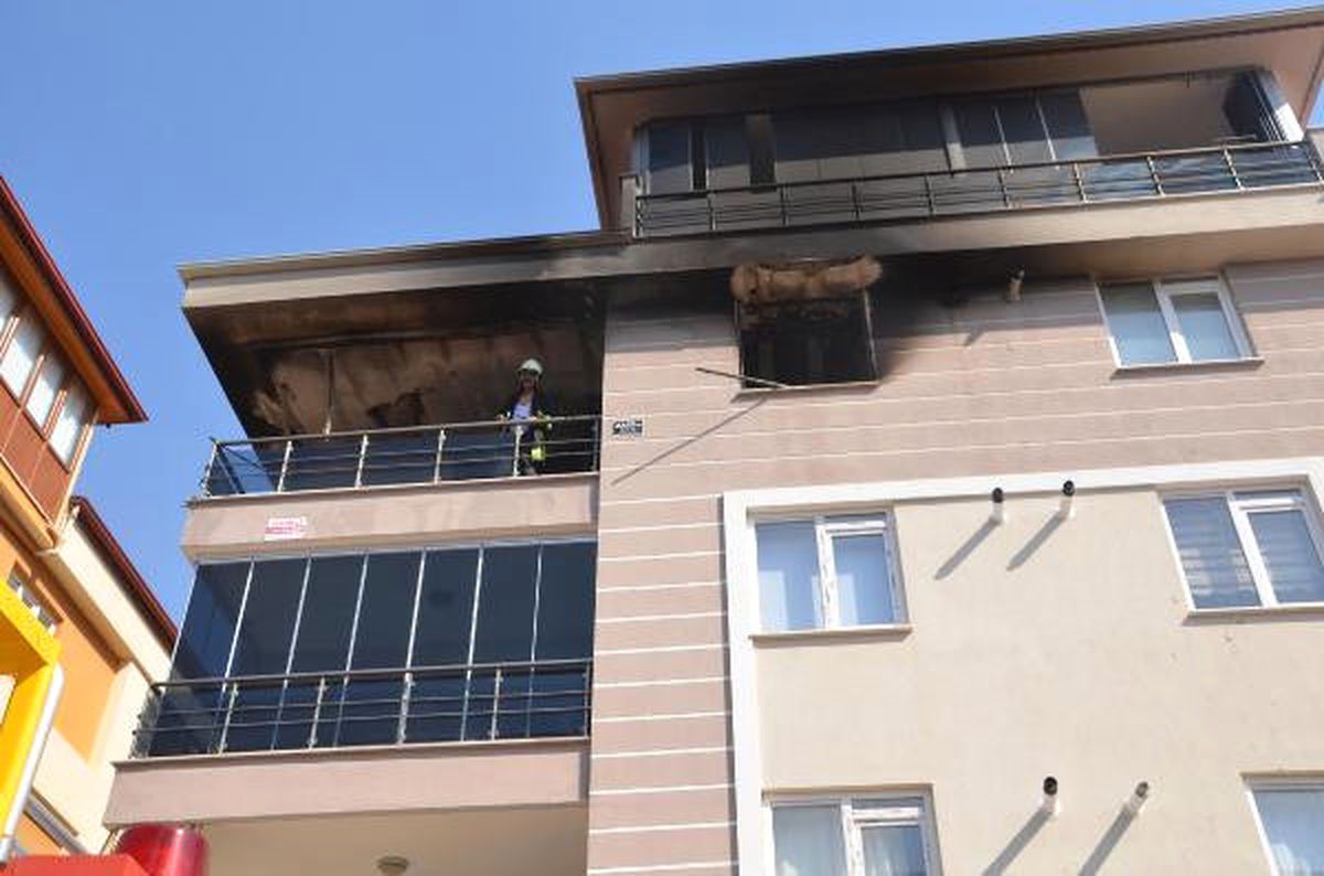 Buzdolabından Çıkan Yangında 2 Kişi Dumandan Etkilendi