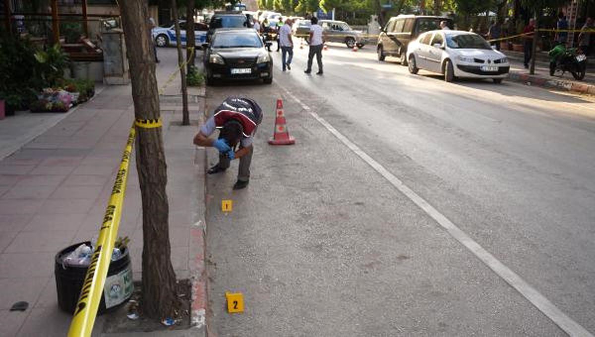 Cadde Ortasında Silahlı Kavga: 2 Yaralı