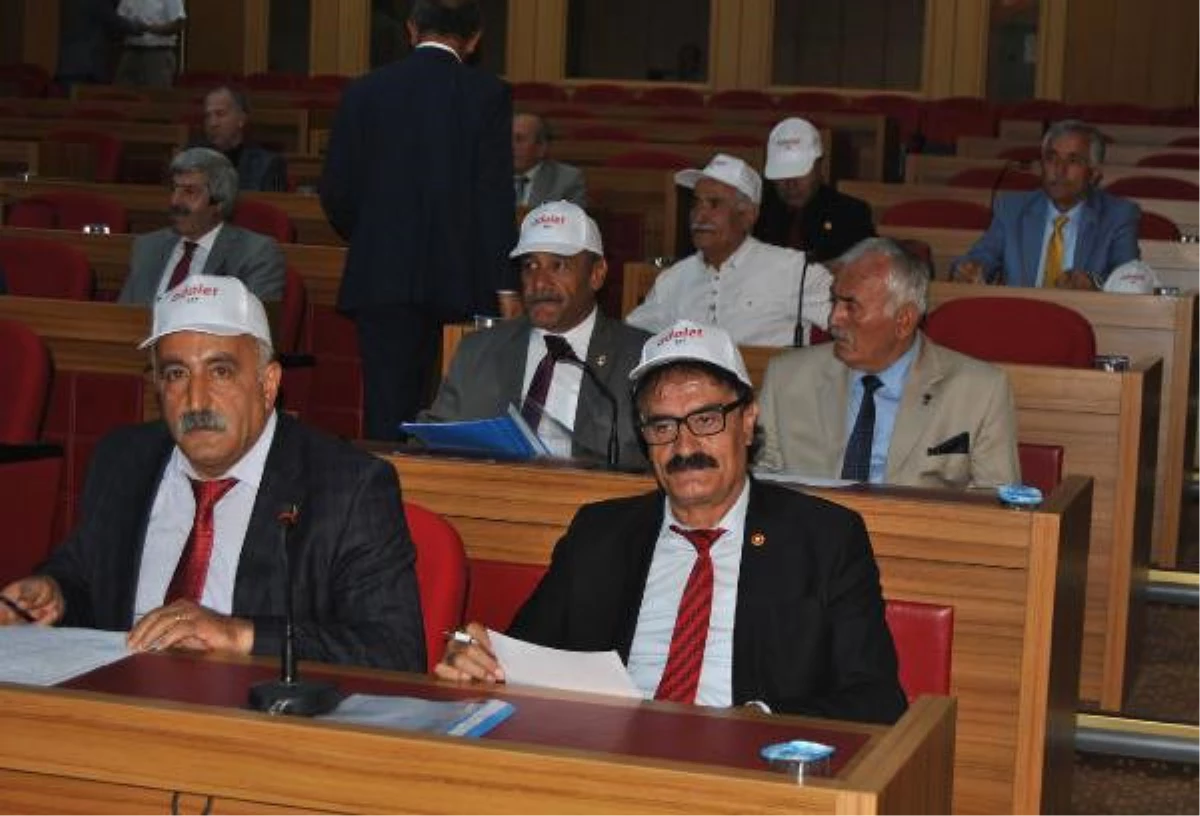 CHP\'liler Meclis Toplantısına \'Adalet\' Şapkasıyla Katıldı