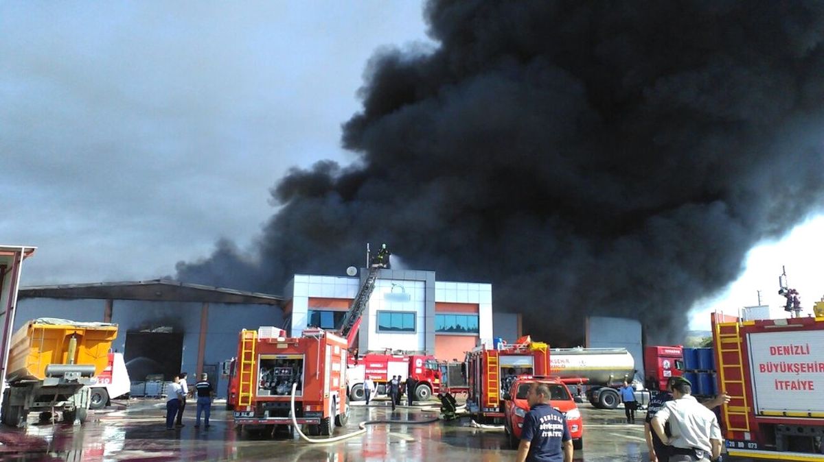 Denizli\'de Kimyasal Atık Fabrikasında Yangın
