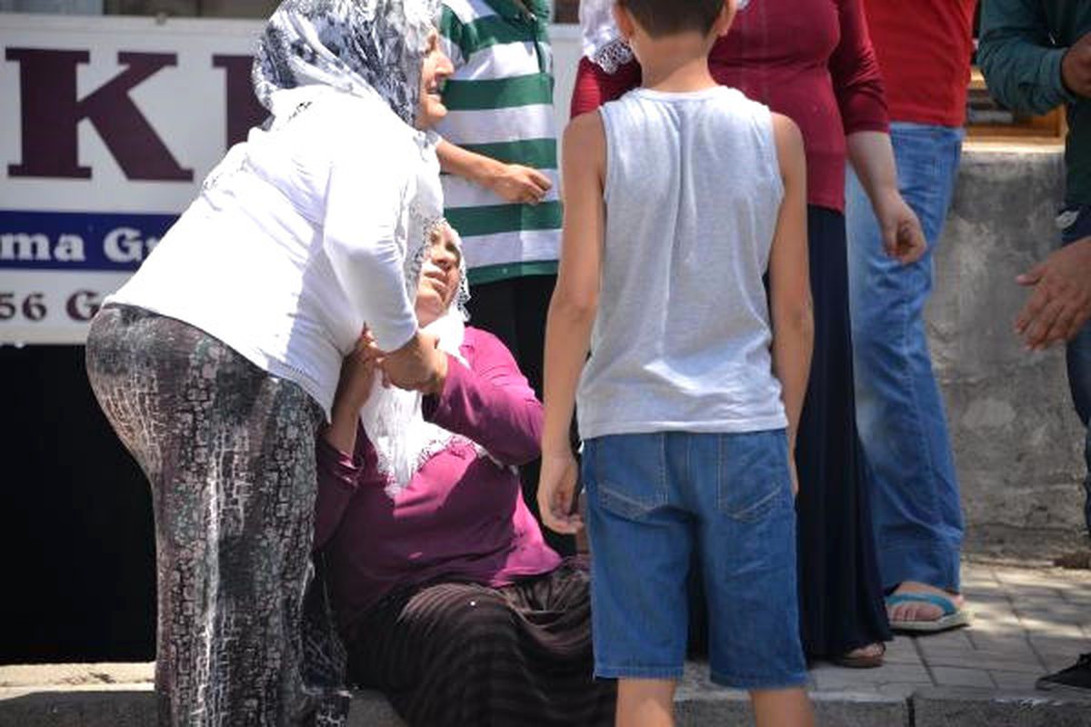Dh Yurt;önce Çocuğunu Almaya Gelen Eşinin Yakınlarına Sonra da Polislere Ateş Açtı