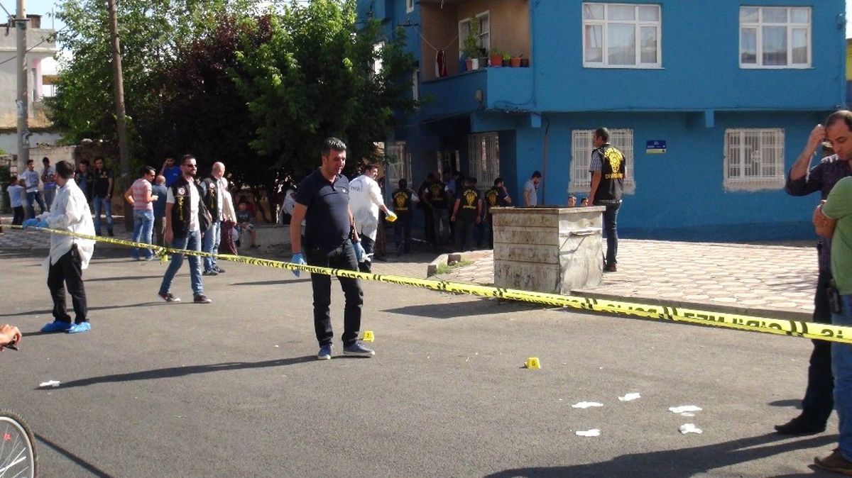 Diyarbakır\'da Silahlı Kavga: 1 Polis Yaralandı