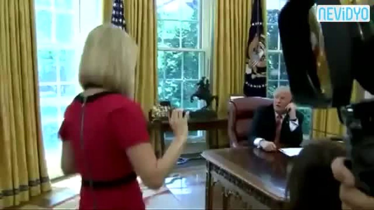 Donald Trump Güzel Muhabiri Görünce...