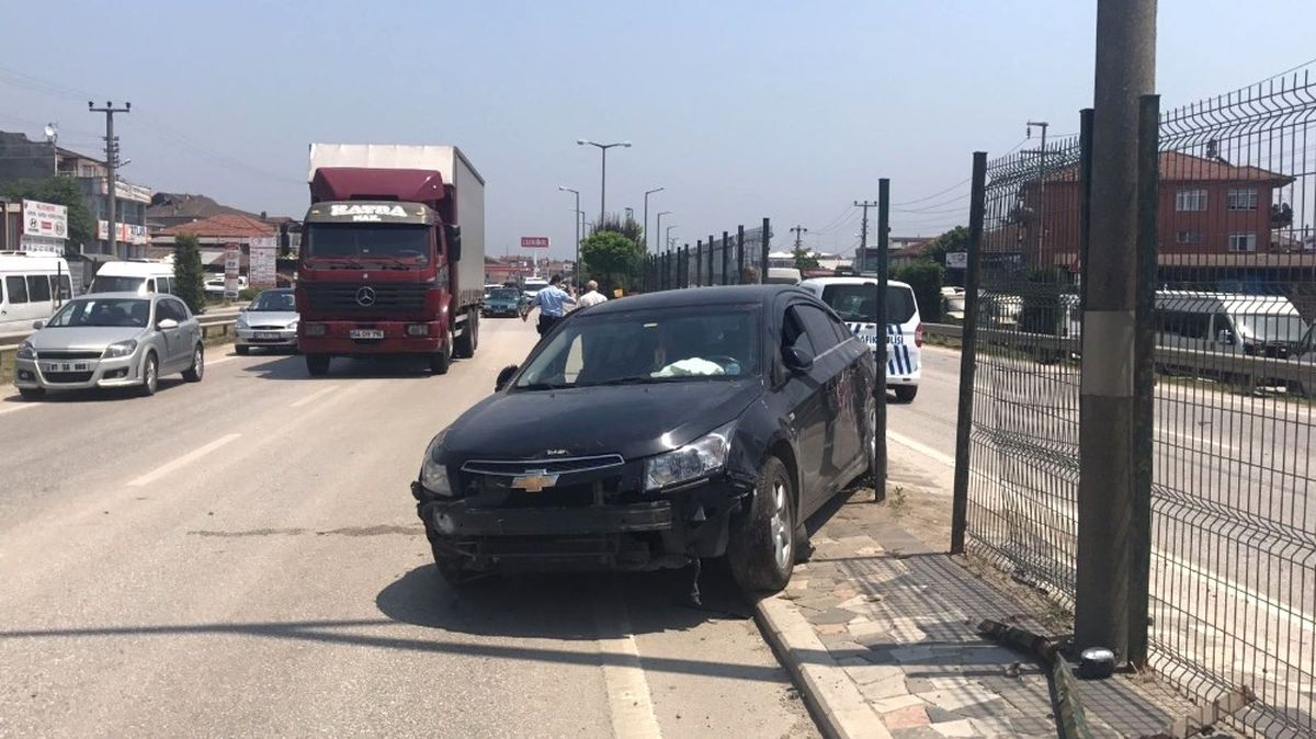 Düzce\'de Trafik Kazası: 3 Yaralı