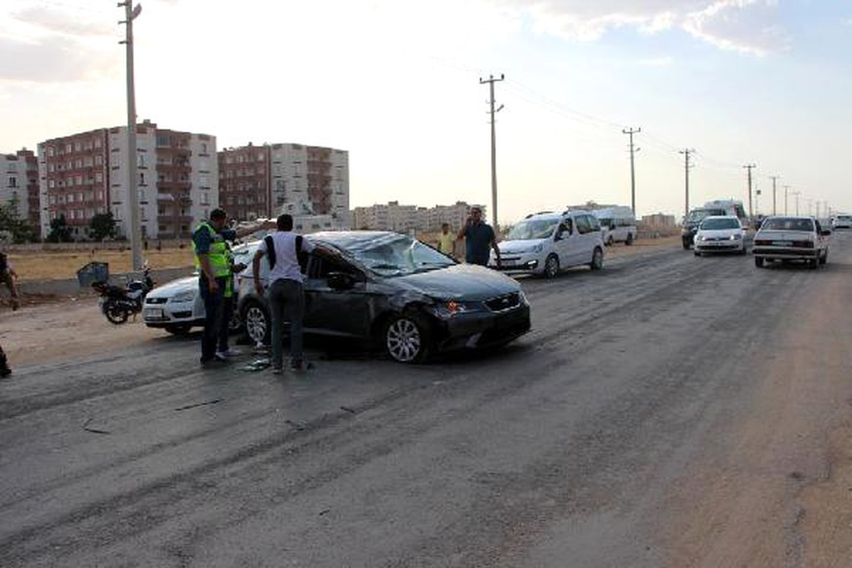 Gelin Kınasına Gidenleri Taşıyan Otomobil Kaza Yaptı: 4 Yaralı
