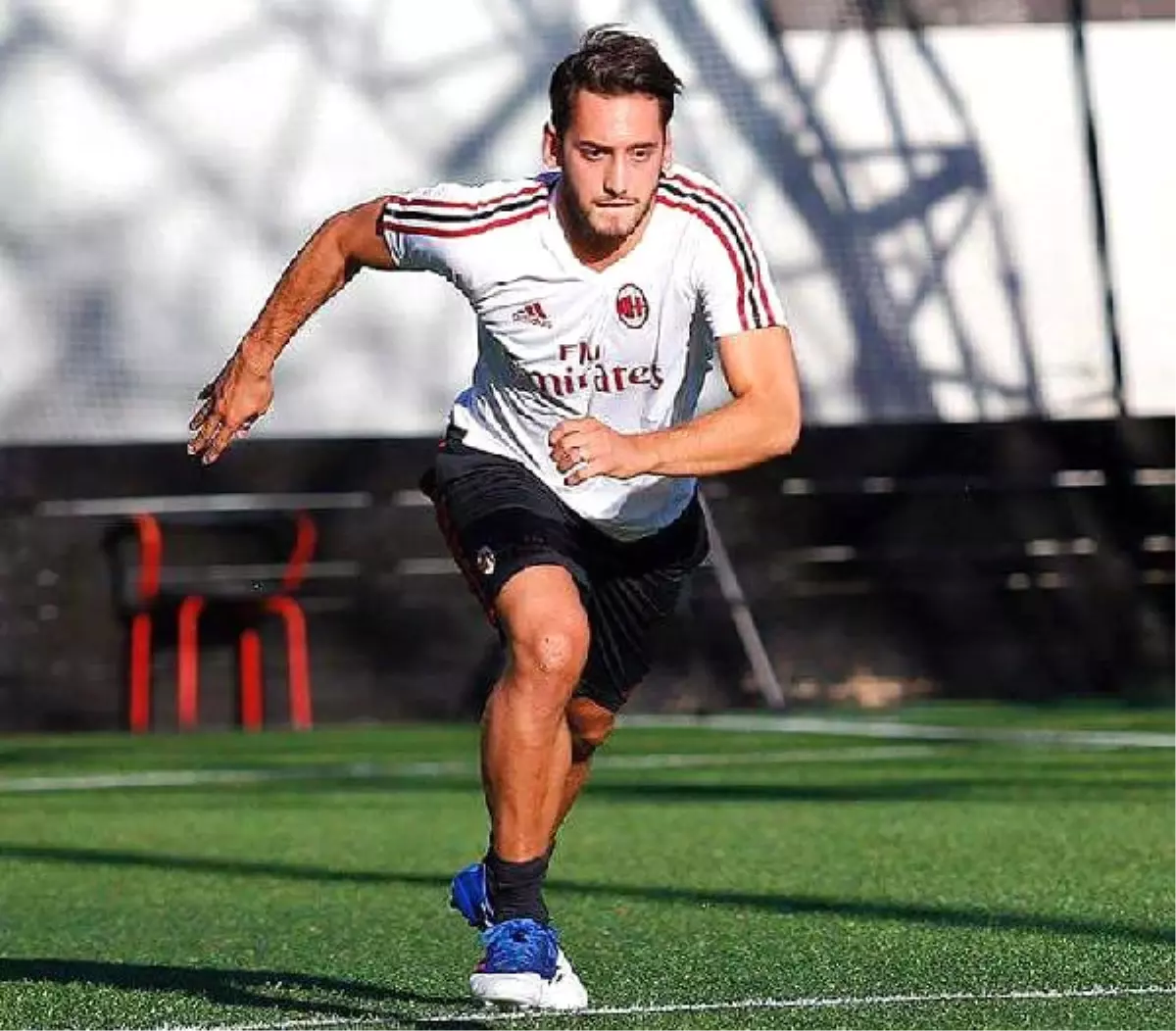 Hakan Çalhanoğlu Resmen Milan\'da