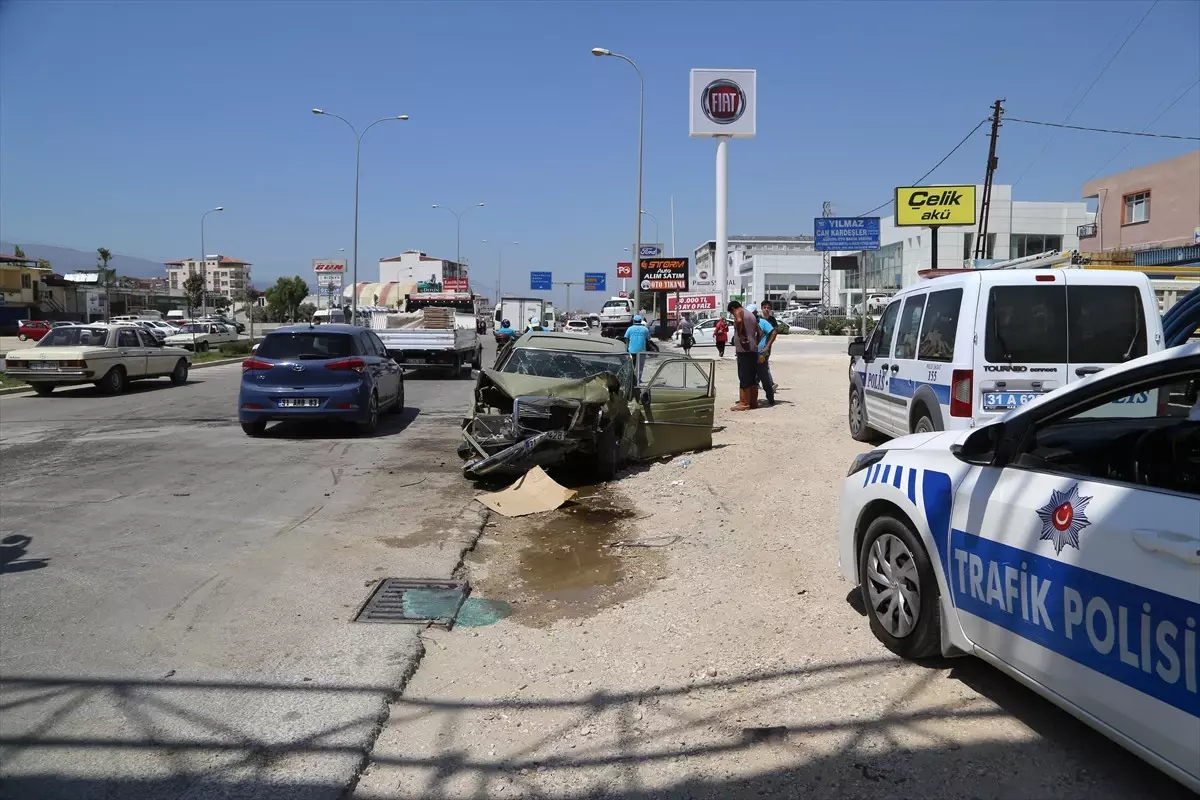 Hatay\'da İki Otomobil Çarpıştı: 2 Yaralı