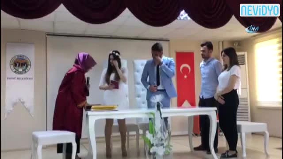 Heyecanlanan Damat, Gelin Yerine Nikah Şahidini Öptü
