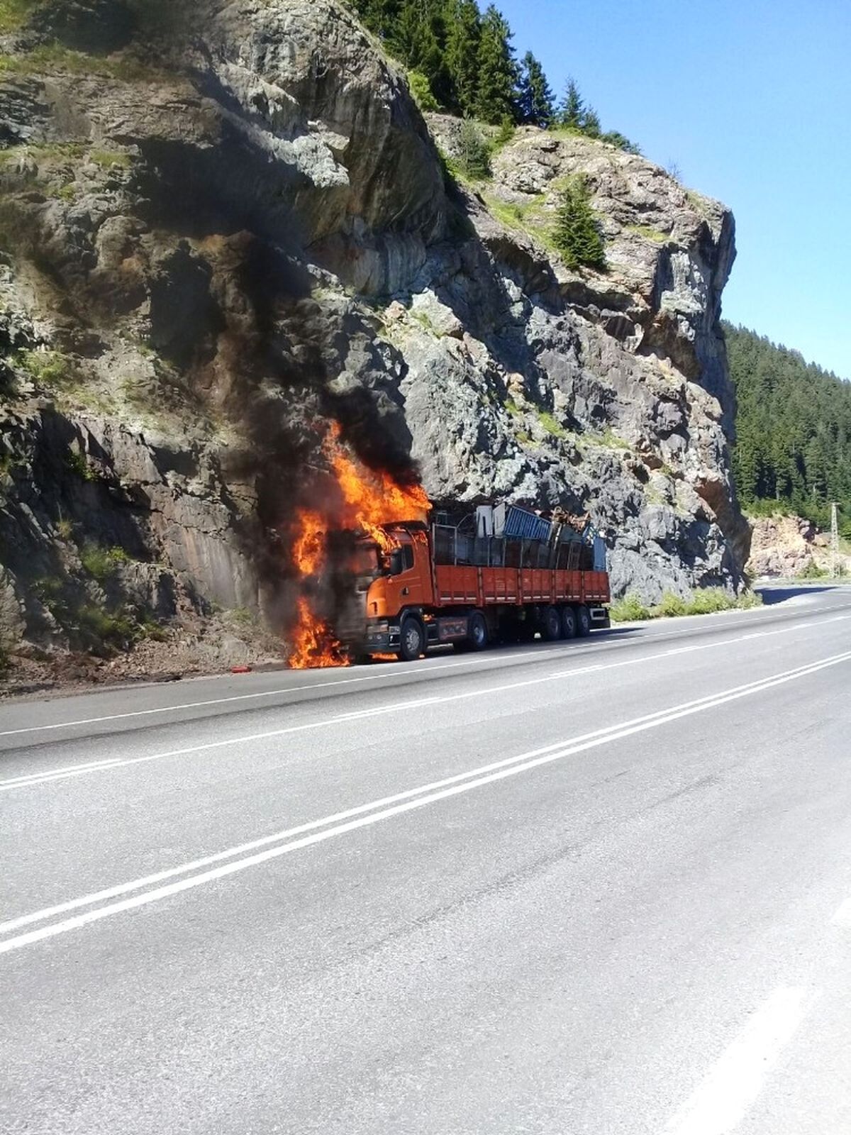 Hurda Yüklü Tır Alev Alev Yandı