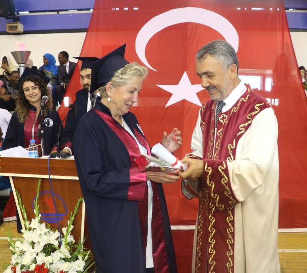 İki Çocuk Annesi 68 Yaşında Tıp Fakültesinden Mezun Oldu
