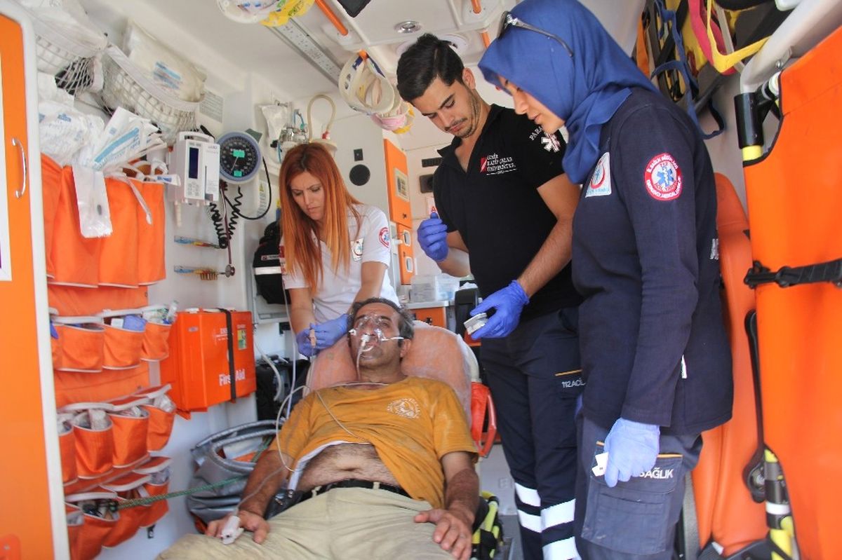 İzmir\'deki Yangında Orman İşçisi Dumandan Etkilendi