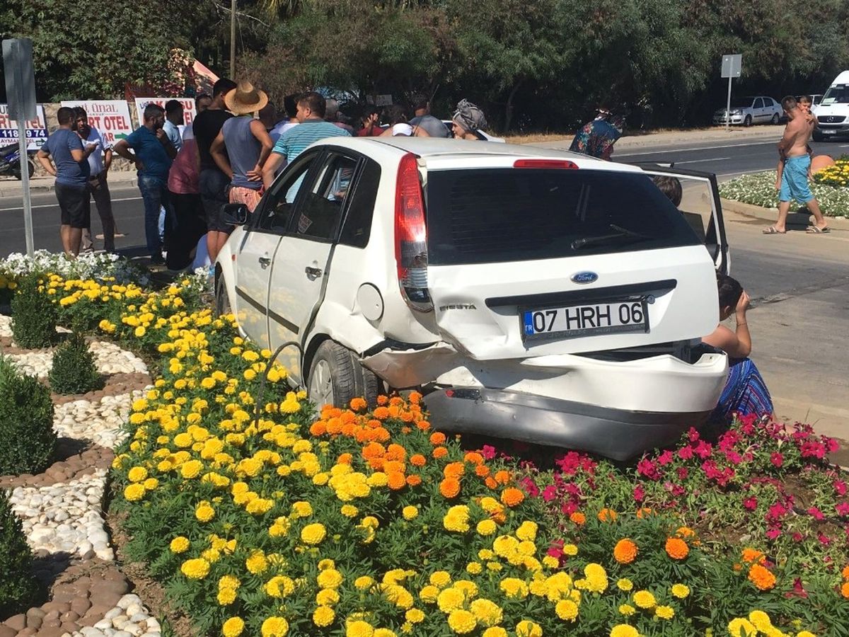 Kaza Yapan Araçtaki Çocuklar Korkudan Aşağı İnemedi