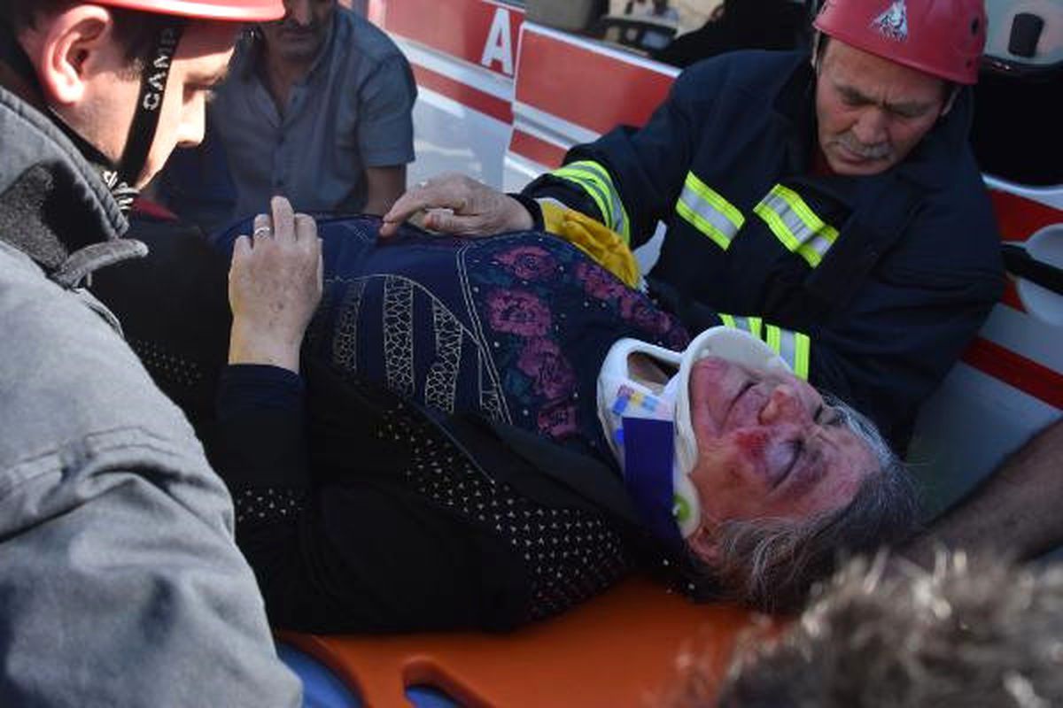 Kazada Yaralanan Yaşlı Kadını İtfaiyeciler Teselli Etti
