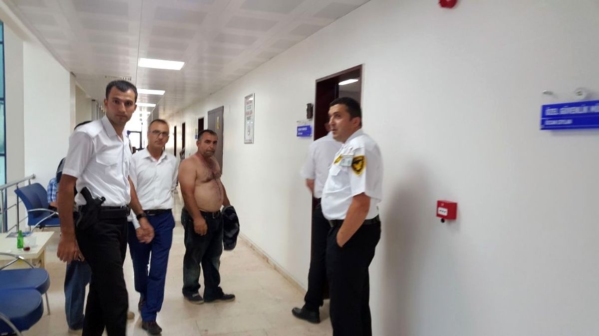 Kendini Belediye Önünde Yakmaya Çalıştı