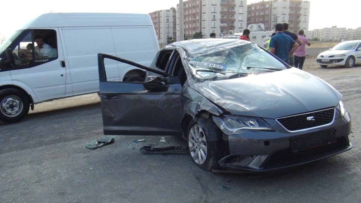 Kınaya Gidenlerin Bulunduğu Otomobile Kamyonet Çarptı: 4 Yaralı