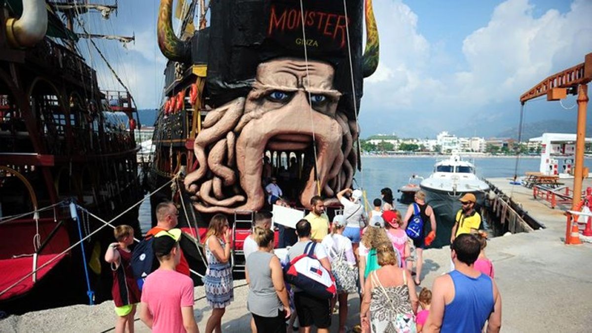 Korsan Temalı Tur Tekneleri Turizme Hizmet Ediyor