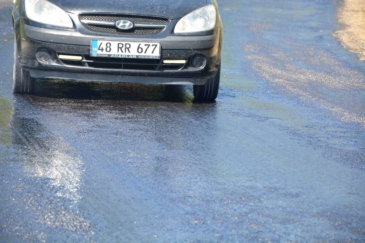 Köyceğiz ve Ortaca\'da Aşırı Sıcak Asfalt Eritti